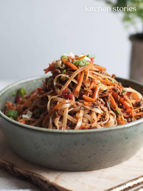 Sichuan rice noodle and pork stir-fry | Recipe with Video | Kitchen Stories