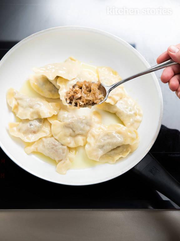 Piroggen mit Sauerkraut-Pilz-Füllung | Rezept mit Video | Kitchen Stories