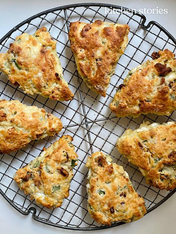 Scones mit Frühlingszwiebeln, Speck und Ziegenkäse | Rezept | Kitchen ... Scones mit Frühlingszwiebeln, Speck und Ziegenkäse | Rezept | Kitchen ...