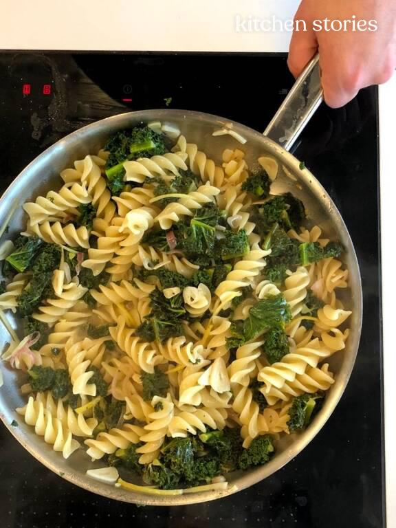 Pasta mit Grünkohl, Zitrone & Knoblauch | Rezept | Kitchen Stories Pasta mit Grünkohl, Zitrone & Knoblauch | Rezept | Kitchen Stories