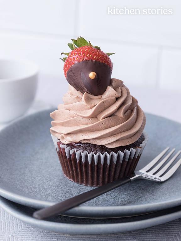 Schokoladen-Cupcakes mit Erdbeerfüllung und schokolierten Erdbeeren ...
