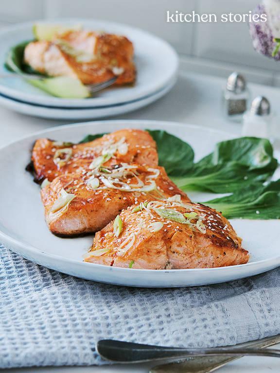 Lachsfilet mit pikanter Limetten-Honig-Glasur | Rezept | Kitchen Stories Lachsfilet mit pikanter Limetten-Honig-Glasur | Rezept | Kitchen Stories