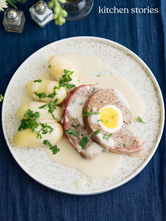 Hackbraten mit Soße und Salzkartoffeln | Rezept mit Video | Kitchen Stories Hackbraten mit Soße und Salzkartoffeln | Rezept mit Video | Kitchen Stories