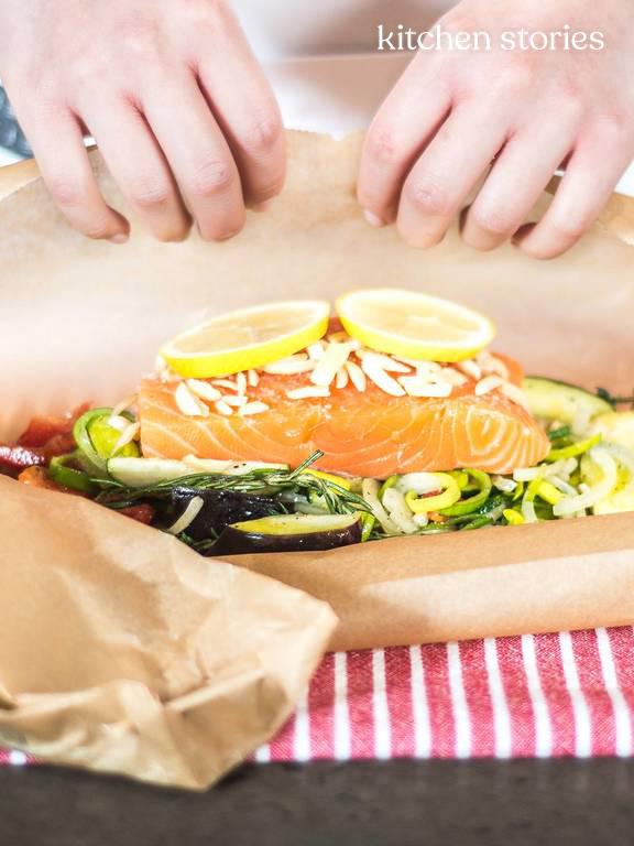 Gedämpfter Lachs aus dem Päckchen auf Gemüsebett | Rezept | Kitchen Stories Gedämpfter Lachs aus dem Päckchen auf Gemüsebett | Rezept | Kitchen Stories
