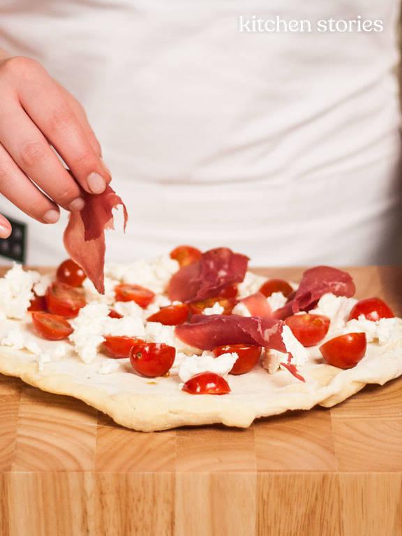 Gegrillte Pizza mit Bresaola | Rezept mit Video | Kitchen Stories Gegrillte Pizza mit Bresaola | Rezept mit Video | Kitchen Stories