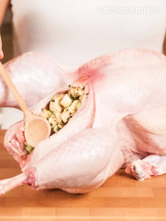 Saftiger gebratener Truthahn | Rezept | Kitchen Stories Saftiger gebratener Truthahn | Rezept | Kitchen Stories