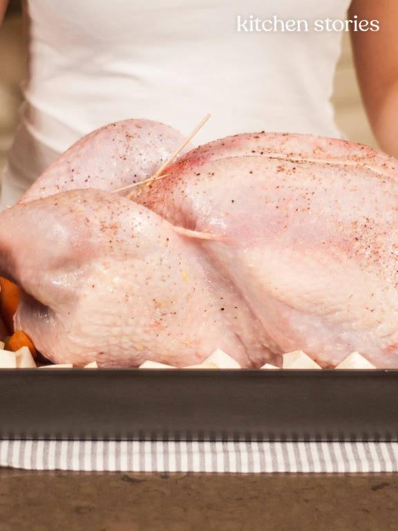 Saftiger gebratener Truthahn | Rezept | Kitchen Stories Saftiger gebratener Truthahn | Rezept | Kitchen Stories