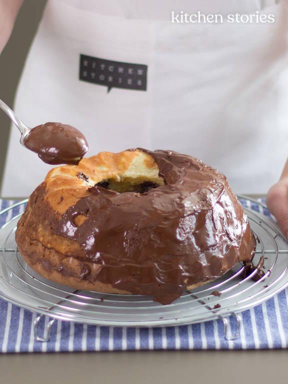 Marmorkuchen mit Schokoladenglasur | Rezept mit Video | Kitchen Stories