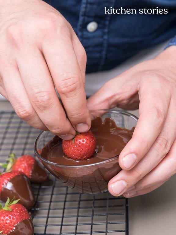 Schokoladen-Cupcakes mit Erdbeerfüllung und schokolierten Erdbeeren ... Schokoladen-Cupcakes mit Erdbeerfüllung und schokolierten Erdbeeren ...