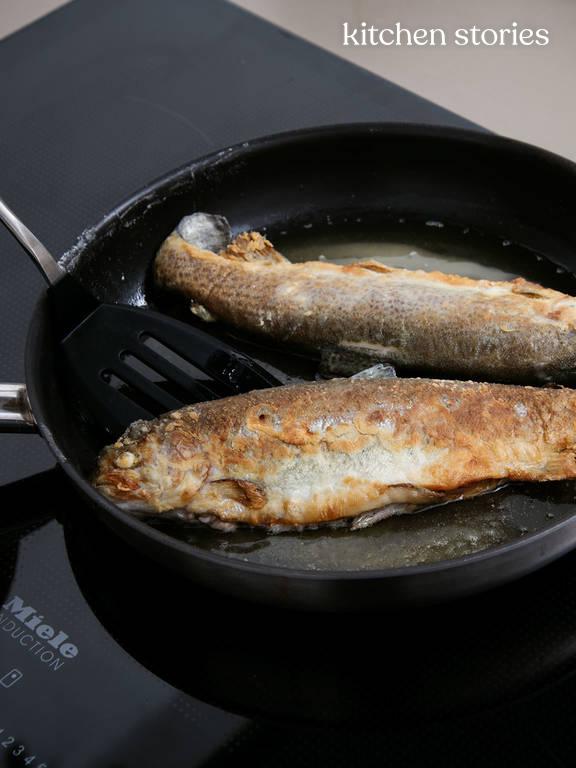 Forelle Müllerin-Art mit violettem Kartoffel-Kohlrabi-Püree | Rezept ... Forelle Müllerin-Art mit violettem Kartoffel-Kohlrabi-Püree | Rezept ...