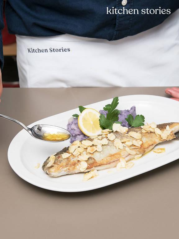 Forelle Müllerin-Art mit violettem Kartoffel-Kohlrabi-Püree | Rezept ... Forelle Müllerin-Art mit violettem Kartoffel-Kohlrabi-Püree | Rezept ...