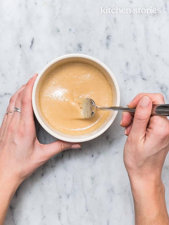 Hähnchen-Saté-Spieße mit Erdnussdip | Rezept mit Video | Kitchen Stories Hähnchen-Saté-Spieße mit Erdnussdip | Rezept mit Video | Kitchen Stories