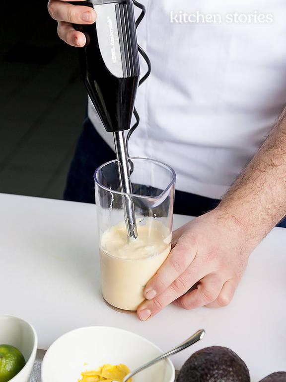 Russische Eier mit Avocadocreme und Prosciutto | Rezept mit Video ... Russische Eier mit Avocadocreme und Prosciutto | Rezept mit Video ...