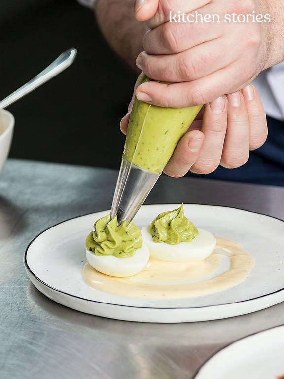 Russische Eier mit Avocadocreme und Prosciutto | Rezept mit Video ... Russische Eier mit Avocadocreme und Prosciutto | Rezept mit Video ...
