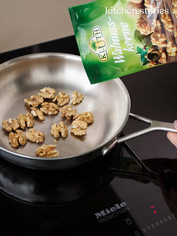 Flambierte Bananen mit Eiscreme und Schokosoße | Rezept | Kitchen Stories Flambierte Bananen mit Eiscreme und Schokosoße | Rezept | Kitchen Stories