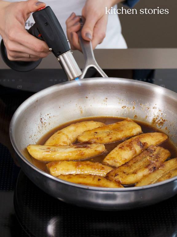 Flambierte Bananen mit Eiscreme und Schokosoße | Rezept | Kitchen Stories Flambierte Bananen mit Eiscreme und Schokosoße | Rezept | Kitchen Stories