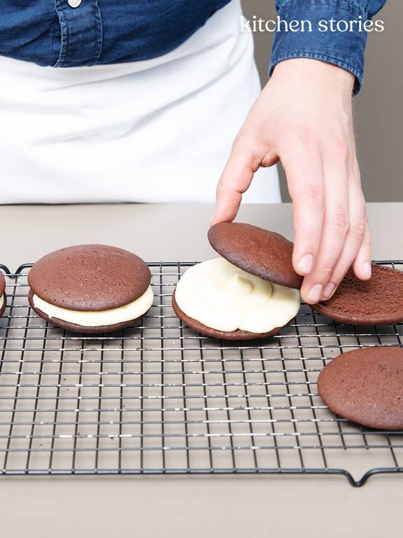 Schokoladige Whoopie Pies mit Buttercreme-Füllung | Rezept | Kitchen ... Schokoladige Whoopie Pies mit Buttercreme-Füllung | Rezept | Kitchen ...