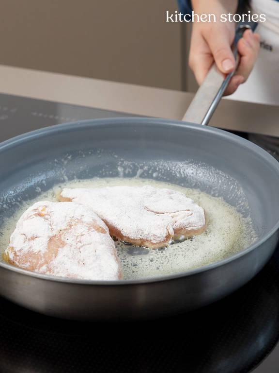 Gebratene Hähnchenbrust mit Weintrauben | Rezept mit Video | Kitchen ... Gebratene Hähnchenbrust mit Weintrauben | Rezept mit Video | Kitchen ...