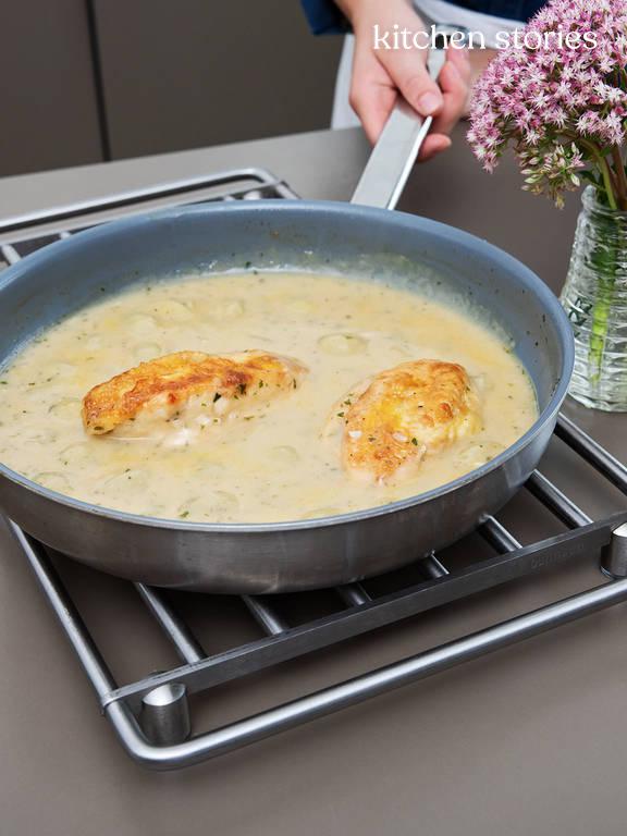 Gebratene Hähnchenbrust mit Weintrauben | Rezept mit Video | Kitchen ... Gebratene Hähnchenbrust mit Weintrauben | Rezept mit Video | Kitchen ...