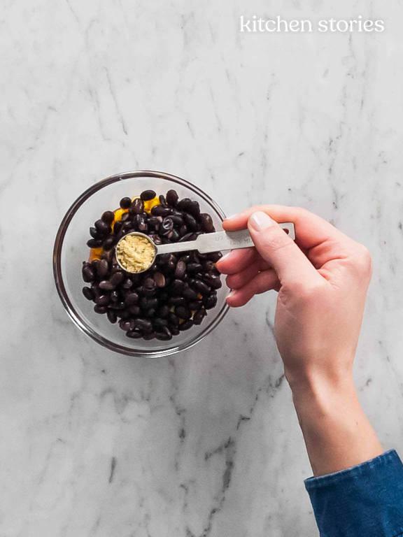 Mexikanische Hähnchen Tostadas | Rezept mit Video | Kitchen Stories Mexikanische Hähnchen Tostadas | Rezept mit Video | Kitchen Stories