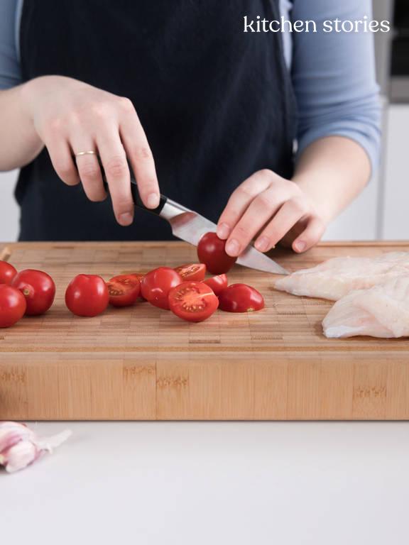 Pochierter Kabeljau in Tomatensoße | Rezept | Kitchen Stories Pochierter Kabeljau in Tomatensoße | Rezept | Kitchen Stories