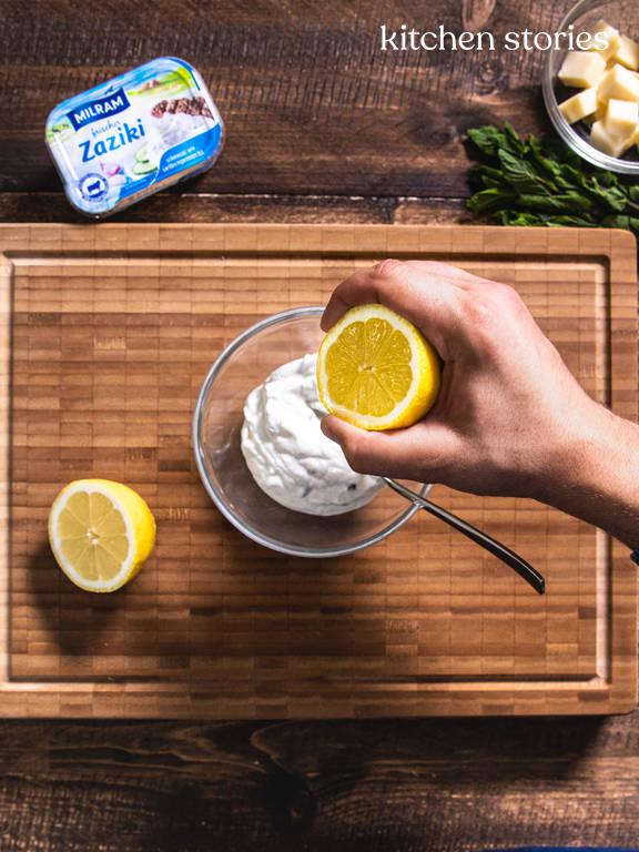 Hackfleisch-Halloumi-Spieße mit Zaziki-Dip | Kitchen-Stories-Rezept mit ... Hackfleisch-Halloumi-Spieße mit Zaziki-Dip | Kitchen-Stories-Rezept mit ...