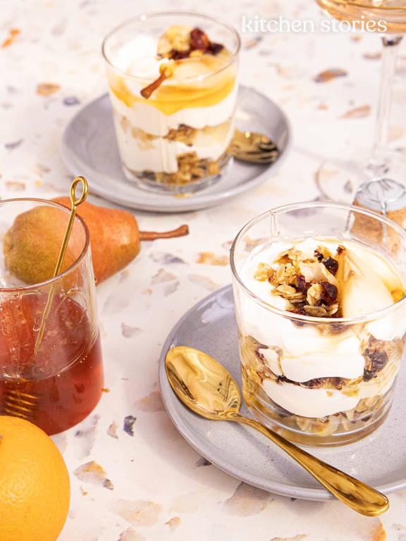 Joghurt-Granola-Parfait mit pochierter Birne Joghurt-Granola-Parfait mit pochierter Birne