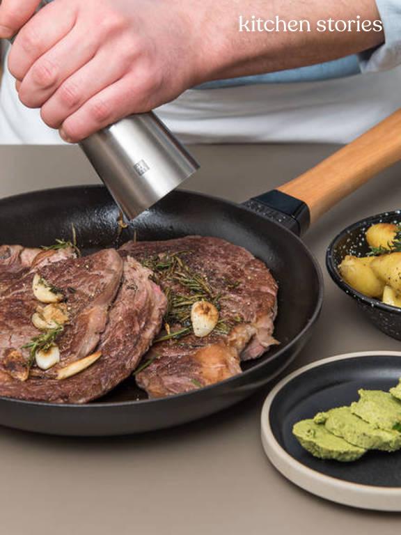 Steak braten: das perfekte Steak aus Pfanne & Ofen | Kitchen Stories