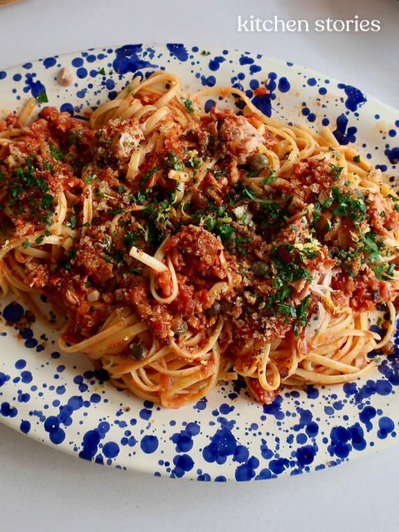 Schnelle Thunfisch-Pasta mit Kapern und knusprigem Semmelbrösel-Topping ... Schnelle Thunfisch-Pasta mit Kapern und knusprigem Semmelbrösel-Topping ...